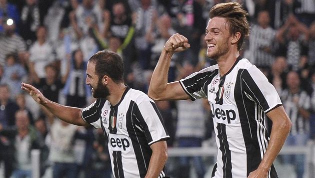 Obránce Juventusu Daniele Rugani (vpravo) slaví gól proti Cagliari. Obránce Juventusu Daniele Rugani (vpravo) slaví gól proti Cagliari.
