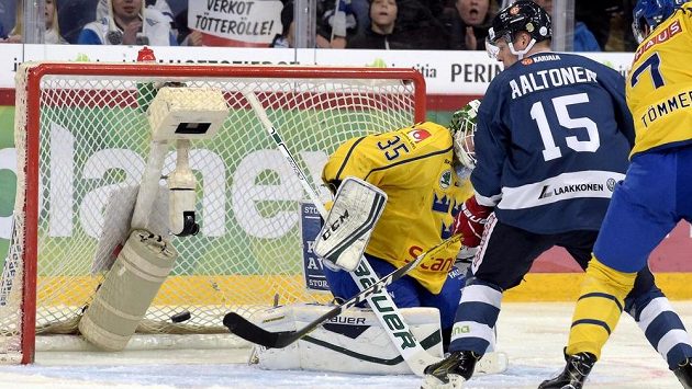 Finský útočník Miro Aaltonen střílí gól švédskému brankáři Niklasu Svedbergovi. Finský útočník Miro Aaltonen střílí gól švédskému brankáři Niklasu Svedbergovi.