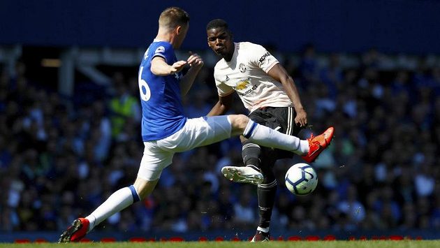 Fotbalista Evertonu Phil Jagielka (vlevo) Paul Pogba z Manchesteru United během utkání Premier League. Fotbalista Evertonu Phil Jagielka (vlevo) Paul Pogba z Manchesteru United během utkání Premier League.