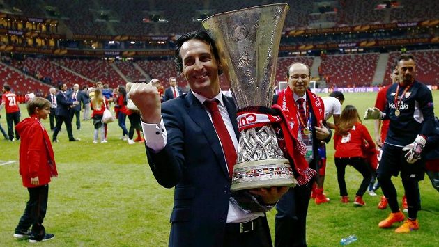 Trenér Sevilly Unai Emery s trofejí pro vítěze Evropské ligy. Trenér Sevilly Unai Emery s trofejí pro vítěze Evropské ligy.