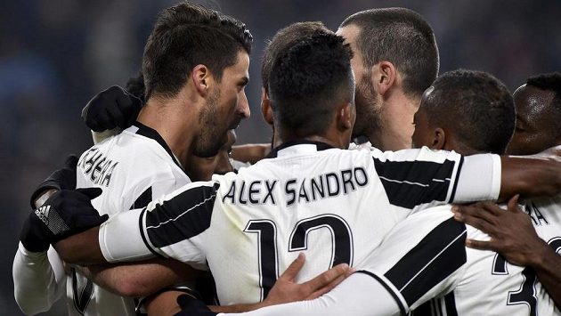 Záložník Juventusu Sami Khedira (vlevo) slaví se spoluhráči gól proti Pescaře. Ilustrační snímek. Záložník Juventusu Sami Khedira (vlevo) slaví se spoluhráči gól proti Pescaře. Ilustrační snímek.