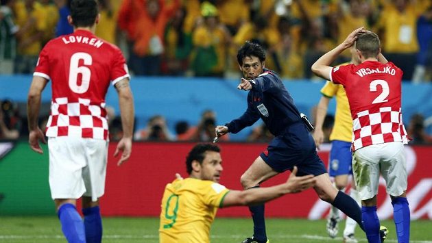 Penalta! Rozhodčí Nišimura nařizuje sporný pokutový kop po kontaktu chorvatského beka Lovrena s útočníkem Brazílie Fredem. Penalta! Rozhodčí Nišimura nařizuje sporný pokutový kop po kontaktu chorvatského beka Lovrena s útočníkem Brazílie Fredem.