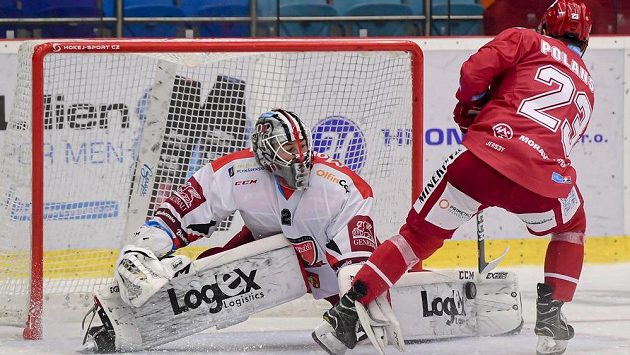 Vyhlášený třinecký kanonýr Jiří Polanský v souboji s brankářem Hradce Králové Markem Mazancem. Vyhlášený třinecký kanonýr Jiří Polanský v souboji s brankářem Hradce Králové Markem Mazancem.