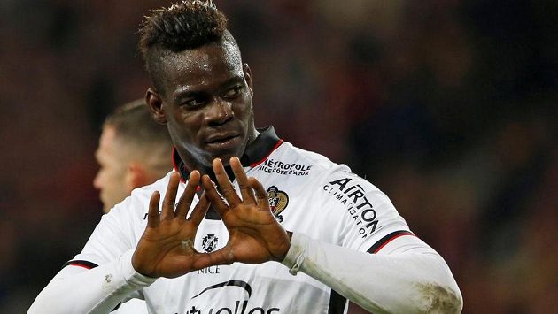 Italský rebel Mario Balotelli slaví gól na hřišti Lille. Na letišti pak ochrance připravil překvapení. Jaké se dočtete v článku. Italský rebel Mario Balotelli slaví gól na hřišti Lille. Na letišti pak ochrance připravil překvapení. Jaké se dočtete v článku.