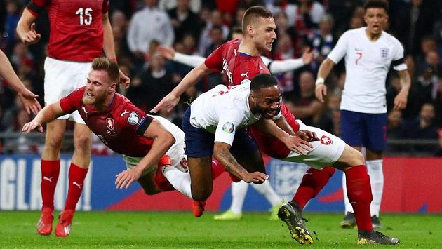 Angličan Raheem Sterling v tomto případě českou obranou neprošel, ale pískala se penalta. Angličan Raheem Sterling v tomto případě českou obranou neprošel, ale pískala se penalta.