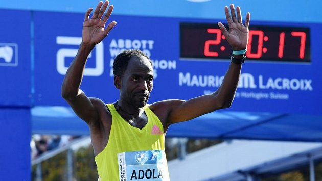 Etiopan Guye Adola v cíli berlínského maratonu, který dokončil na prvním místě. Etiopan Guye Adola v cíli berlínského maratonu, který dokončil na prvním místě.