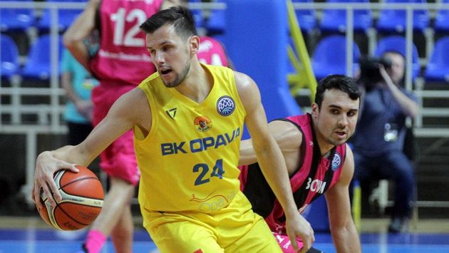Zleva Jakub Šiřina z Opavy a Anthony Dileo z Bonnu. Zleva Jakub Šiřina z Opavy a Anthony Dileo z Bonnu.