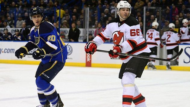 Útočník St. Louis Blues Alexander Steen (vlevo) a Jaromír Jágr z New Jersey Devils v úterním utkání NHL. Útočník St. Louis Blues Alexander Steen (vlevo) a Jaromír Jágr z New Jersey Devils v úterním utkání NHL.