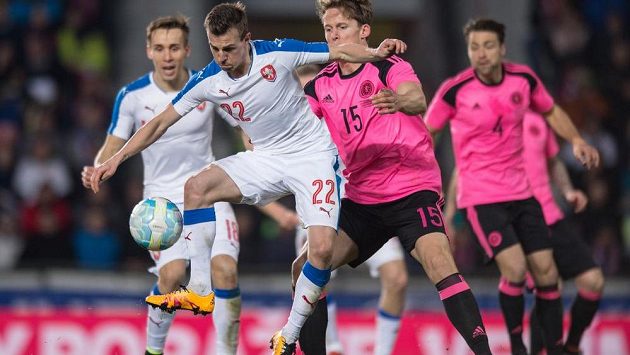 Vladimír Darida (22), jeden z mála, který výkjonem nezklamal, a Skot Christophe Berra (15). Vladimír Darida (22), jeden z mála, který výkjonem nezklamal, a Skot Christophe Berra (15).