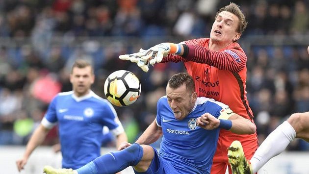 Zleva Vladimír Coufal z Liberce a brankář Milan Heča ze Slovácka. Zleva Vladimír Coufal z Liberce a brankář Milan Heča ze Slovácka.