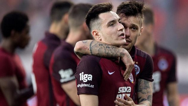 Vjačeslav Karavajev a Václav Kadlec po derby se Slavií. Vjačeslav Karavajev a Václav Kadlec po derby se Slavií.