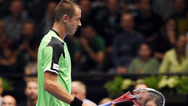 Zklamaný Lukáš Rosol zničil v závěru semifinále turnaje ve Vídni raketu. Zklamaný Lukáš Rosol zničil v závěru semifinále turnaje ve Vídni raketu.