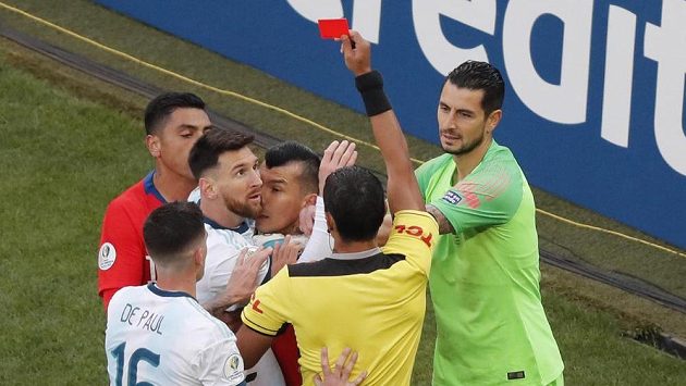 Nevěřícný pohled Argentince Lionela Messiho (urpostřed), když rozhodčí Mario Diaz vytahuje červenou kartu v zápase o třetí místo na turnaji Copa América. Nevěřícný pohled Argentince Lionela Messiho (urpostřed), když rozhodčí Mario Diaz vytahuje červenou kartu v zápase o třetí místo na turnaji Copa América.