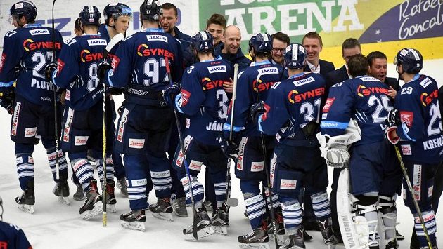 Liberečtí hráči se radují z vítězství a postupu do finále extraligy. Tam se utkají s Kometou Brno. Liberečtí hráči se radují z vítězství a postupu do finále extraligy. Tam se utkají s Kometou Brno.