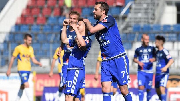 Střelec čtvrtého gólu Sigmy Jan Navrátil (uprostřed), vlevo autor druhé trefy do teplické sítě Tomáš Chorý a Michal Ordoš, který dal třetí olomoucký gól. Střelec čtvrtého gólu Sigmy Jan Navrátil (uprostřed), vlevo autor druhé trefy do teplické sítě Tomáš Chorý a Michal Ordoš, který dal třetí olomoucký gól.