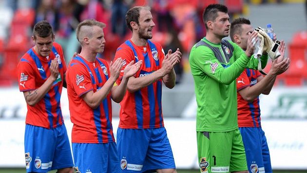 Zklamaní plzeňští fotbalisté děkují fanouškům za podporu po utkání se Znojmem. Zleva Lukáš Hejda, David Limberský, Roman Hubník, Matúš Kozáčik a Radim Řezník. Zklamaní plzeňští fotbalisté děkují fanouškům za podporu po utkání se Znojmem. Zleva Lukáš Hejda, David Limberský, Roman Hubník, Matúš Kozáčik a Radim Řezník.