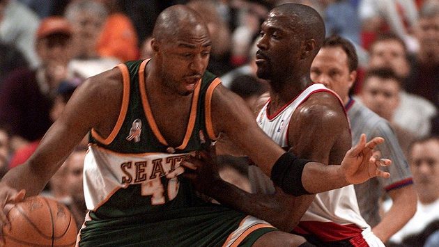Vin Baker (vlevo) v dresu Seattlu v souboji s Dalem Davisem z Portlandu na archivním snímku z roku 2002. Vin Baker (vlevo) v dresu Seattlu v souboji s Dalem Davisem z Portlandu na archivním snímku z roku 2002.