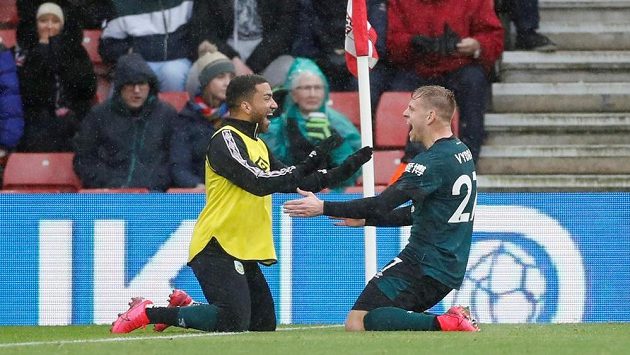 Český útočník Matěj Vydra (vpravo) se raduje z gólu. On rozhodl premiérovou brankou v této sezoně anglické ligy o vítězství fotbalistů Burnley 2:1 na hřišti Southamptonu. Český útočník Matěj Vydra (vpravo) se raduje z gólu. On rozhodl premiérovou brankou v této sezoně anglické ligy o vítězství fotbalistů Burnley 2:1 na hřišti Southamptonu.