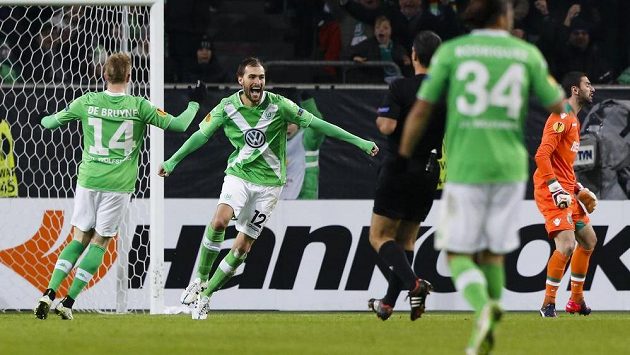 Bas Dost z Wolfsburgu (uprostřed) se raduje z gólu. Bas Dost z Wolfsburgu (uprostřed) se raduje z gólu.