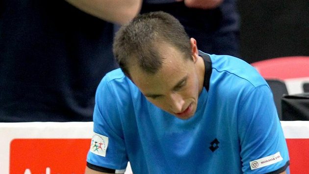Zklamaný Lukáš Rosol po daviscupovém utkání s Bernardem Tomicem. Zklamaný Lukáš Rosol po daviscupovém utkání s Bernardem Tomicem.