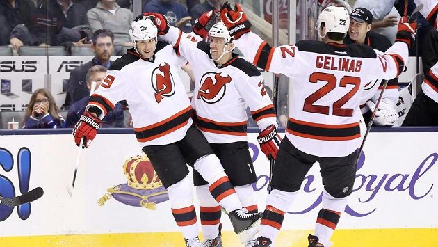 Útočník New Jersey Ryane Clowe (zcela vlevo) se raduje s obráncem Markem Židlickým z vyrovnávacího gólu proti Torontu. Vpravo přijíždí další zadák Devils Eric Gelinas. Útočník New Jersey Ryane Clowe (zcela vlevo) se raduje s obráncem Markem Židlickým z vyrovnávacího gólu proti Torontu. Vpravo přijíždí další zadák Devils Eric Gelinas.
