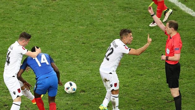 Rozhodčí William Collum uděluje žlutou kartu Amiru Abrashimu z Albánie v duelu proti Francii. Rozhodčí William Collum uděluje žlutou kartu Amiru Abrashimu z Albánie v duelu proti Francii.
