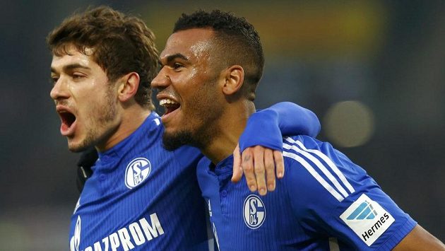 Útočník Schalke Eric Maxim Choupo-Moting (vpravo) slaví se spoluhráčem Romanem Neustädterem gól na hřišti Stuttgartu. Útočník Schalke Eric Maxim Choupo-Moting (vpravo) slaví se spoluhráčem Romanem Neustädterem gól na hřišti Stuttgartu.