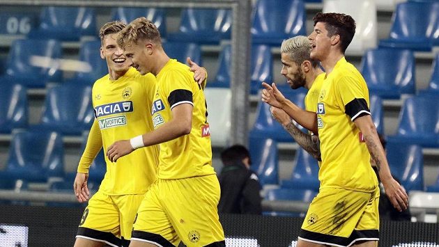 Antonín Barák (druhý zleva) se raduje se spoluhráči z Udine z gólu. Antonín Barák (druhý zleva) se raduje se spoluhráči z Udine z gólu.
