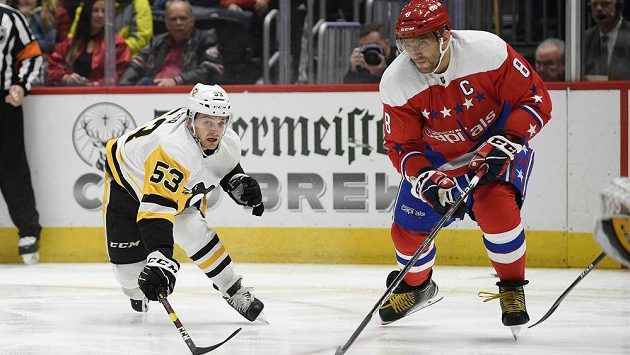 Hvězdný ruský útočník Washingtonu Capitals Alex Ovechkin (8) v souboji o puk s centrem Pittsburghu Penguins Teddym Bluegerem (53). Hvězdný ruský útočník Washingtonu Capitals Alex Ovechkin (8) v souboji o puk s centrem Pittsburghu Penguins Teddym Bluegerem (53).