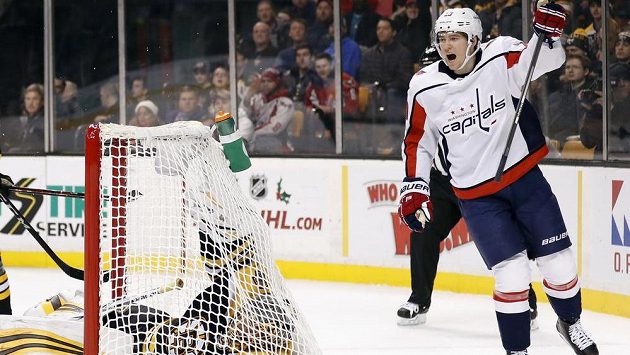 Český útočník Jakub Vrána slaví svoji trefu v dresu Washingtonu do sítě bostonských Bruins v utkání NHL. Český útočník Jakub Vrána slaví svoji trefu v dresu Washingtonu do sítě bostonských Bruins v utkání NHL.