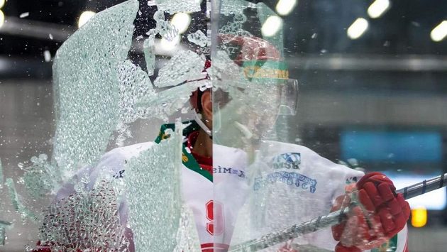 Lukáš Kaukič z Frýdku-Místku slavil výhru s takovou vervou, až ruplo plexisklo. Lukáš Kaukič z Frýdku-Místku slavil výhru s takovou vervou, až ruplo plexisklo.