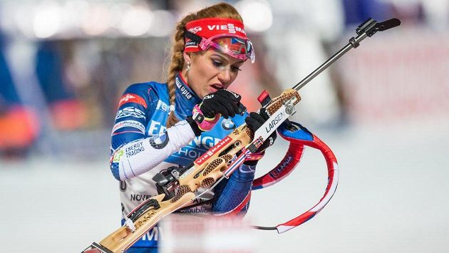 Gabriela Koukalová při střelbě vstoje, v níž ztratila šance na pódium ve sprintu v Novém Městě. Gabriela Koukalová při střelbě vstoje, v níž ztratila šance na pódium ve sprintu v Novém Městě.