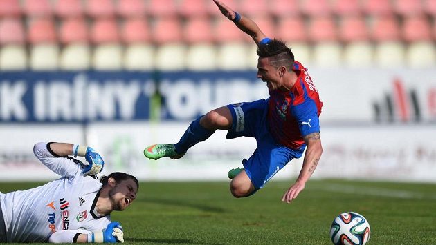Plzeňský útočník Milan Petržela padá po zákroku příbramského brankáře Marka Boháče. Plzeňský útočník Milan Petržela padá po zákroku příbramského brankáře Marka Boháče.