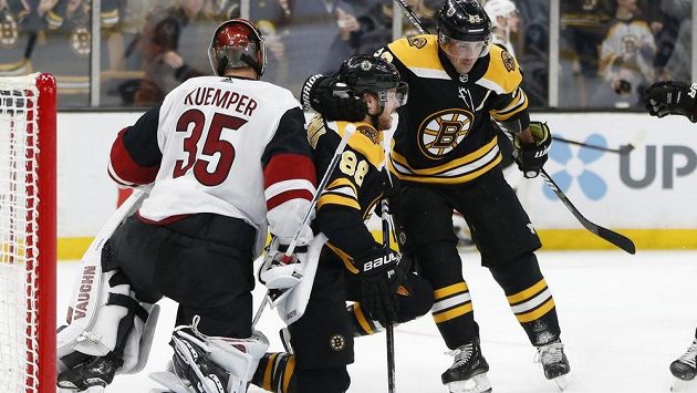 Český útočník David Pastrňák (88) skóroval v utkání NHL proti Arizoně. K přesné trefě mu gratuluje spoluhráč Brad Marchand (63). Vše sleduje překonaný gólman týmu Coyotes Darcy Kuemper (35). Český útočník David Pastrňák (88) skóroval v utkání NHL proti Arizoně. K přesné trefě mu gratuluje spoluhráč Brad Marchand (63). Vše sleduje překonaný gólman týmu Coyotes Darcy Kuemper (35).