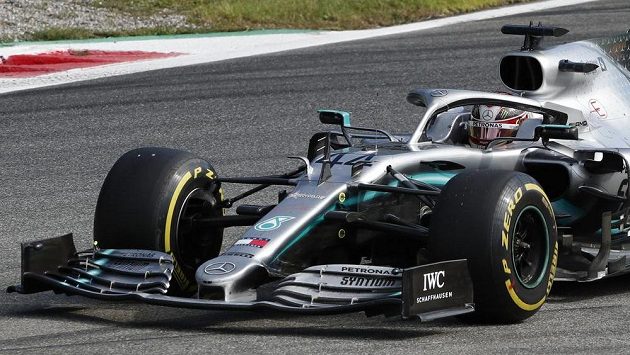 Mistr světa Lewis Hamilton na trati Velké ceny Itálie v Monze. Mistr světa Lewis Hamilton na trati Velké ceny Itálie v Monze.