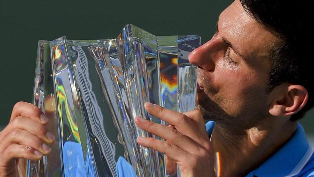 Novak Djokovič s trofejí pro vítěze v Indian Wells. Novak Djokovič s trofejí pro vítěze v Indian Wells.