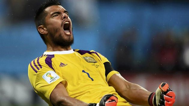 Argentinský brankář Sergio Romero se raduje poté, co zlikvidoval penaltový pokus Nizozemce Rona Vlaara v semifinále MS. Argentinský brankář Sergio Romero se raduje poté, co zlikvidoval penaltový pokus Nizozemce Rona Vlaara v semifinále MS.