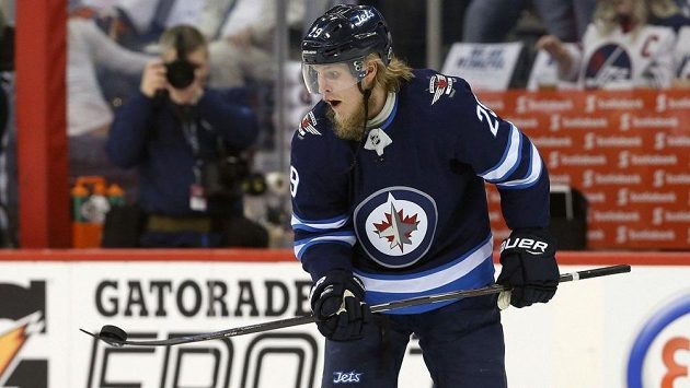 Patrik Laine si hraje s pukem. Patrik Laine si hraje s pukem.