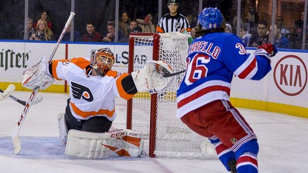 Michal Neuvirth zasahuje v bráně Flyers. Michal Neuvirth zasahuje v bráně Flyers.