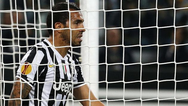 Zklamaný útočník Juventusu Carlos Tévez. Zklamaný útočník Juventusu Carlos Tévez.