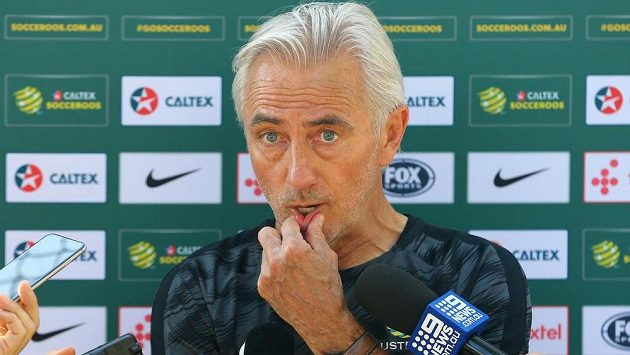 Trenér Bert van Marwijk za působení u australské fotbalové reprezentace bere milión dolarů (asi 17 miliónů korun), část však investuje do vlastního realizačního týmu. Trenér Bert van Marwijk za působení u australské fotbalové reprezentace bere milión dolarů (asi 17 miliónů korun), část však investuje do vlastního realizačního týmu.