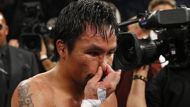 Zklamaný Manny Pacquiao po prohraném zápase. Zklamaný Manny Pacquiao po prohraném zápase.