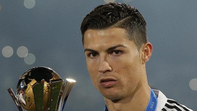 Cristiano Ronaldo s trofejí po nedávném vítězství Realu Madrid při MS klubů. Cristiano Ronaldo s trofejí po nedávném vítězství Realu Madrid při MS klubů.