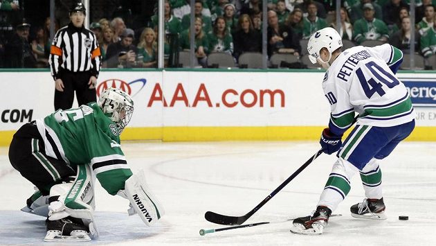 Gólman Dallasu Anton Chudobin likviduje pomocí své hole trestné střílení Eliase Petterssona z Vancouveru. Šlo o porušení pravidel? Gólman Dallasu Anton Chudobin likviduje pomocí své hole trestné střílení Eliase Petterssona z Vancouveru. Šlo o porušení pravidel?