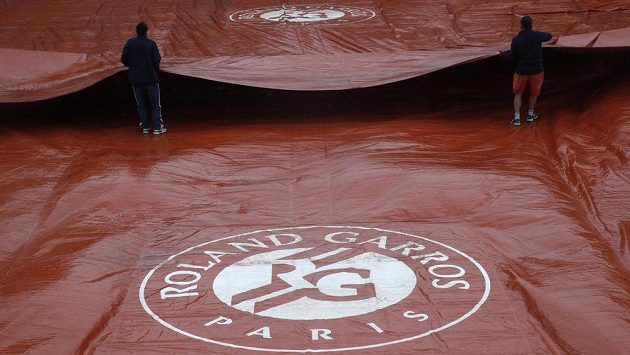 Kvůli dešti byla část sobotního programu na French Open zrušena. Kvůli dešti byla část sobotního programu na French Open zrušena.