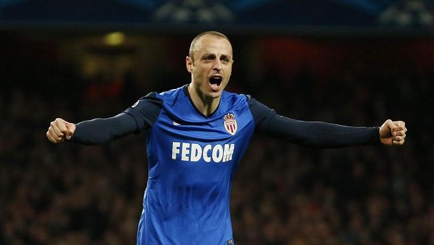 Bulharský fotbalista Dimitar Berbatov se raduje z gólu proti Arsenalu v úvodním osmifinále Ligy mistrů. Bulharský fotbalista Dimitar Berbatov se raduje z gólu proti Arsenalu v úvodním osmifinále Ligy mistrů.