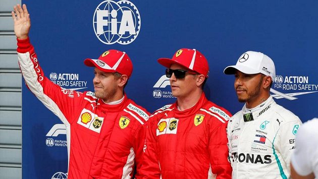 Piloti stáje Ferrari Sebastian Vettel, Kimi Räikkönen a Lewis Hamilton z Mercedesu po kvalifikaci na Velkou cenu Itálie. Piloti stáje Ferrari Sebastian Vettel, Kimi Räikkönen a Lewis Hamilton z Mercedesu po kvalifikaci na Velkou cenu Itálie.