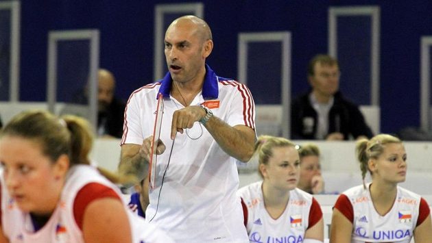 Trenér Carlo Parisi udílí pokyny českým hráčkám během souboje se Srbskem. Trenér Carlo Parisi udílí pokyny českým hráčkám během souboje se Srbskem.