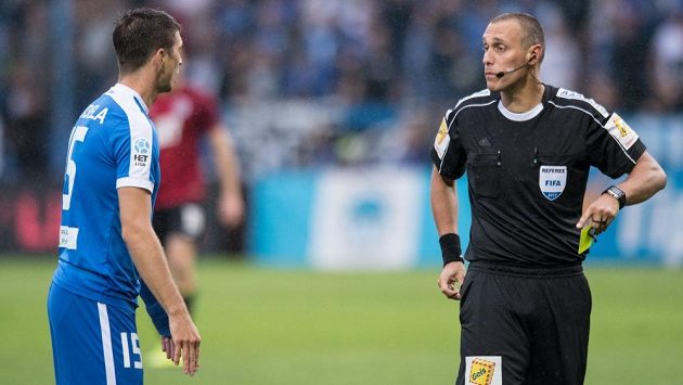 Rozhodčí Miroslav Zelinka a vyloučený Ondřej Kúdela z Liberce. Rozhodčí Miroslav Zelinka a vyloučený Ondřej Kúdela z Liberce.