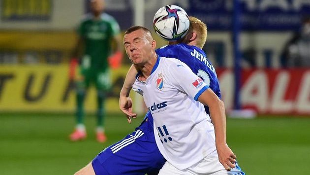 Ladislav Almási z Ostravy a za ním Václav Jemelka z Olomouce. Ladislav Almási z Ostravy a za ním Václav Jemelka z Olomouce.